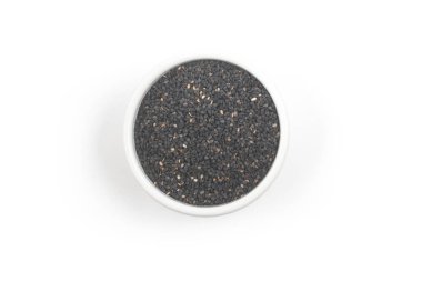 Beyaz izole bir kabın içinde siyah susam