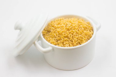 Mektup şeklindeki makarna üzerine beyaz izole bir mini tava