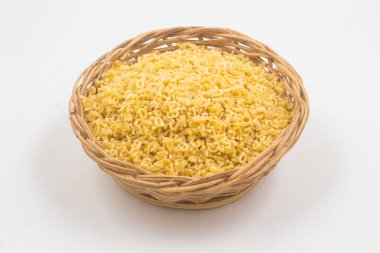 Mektup şeklindeki makarna üzerine beyaz izole bir sepet kase