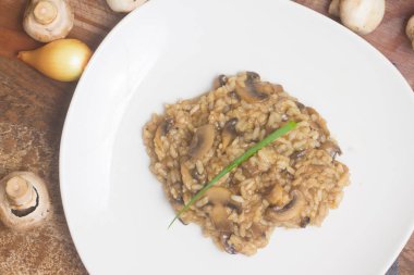 Ahşap bir masa üzerinde mantar Champignon Risotto