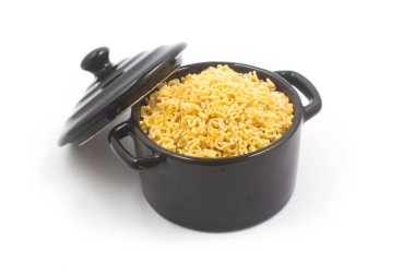 Mektup şeklindeki makarna üzerine beyaz izole bir mini tava