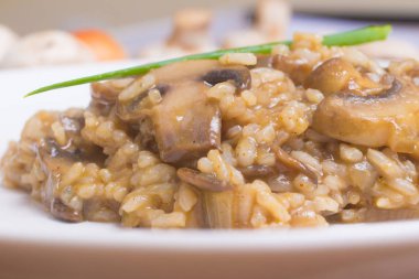 Ahşap bir masa üzerinde mantar Champignon Risotto