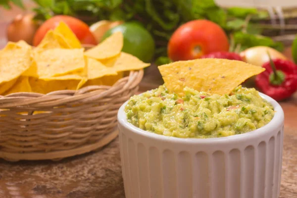 Guacamole Avec Des Tortillas Sur Une Table Bois — Photo