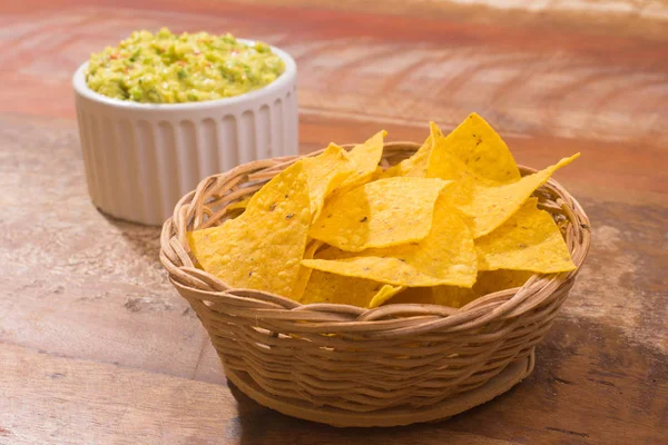 Guacamole Con Tortillas Sobre Una Mesa Madera —  Fotos de Stock