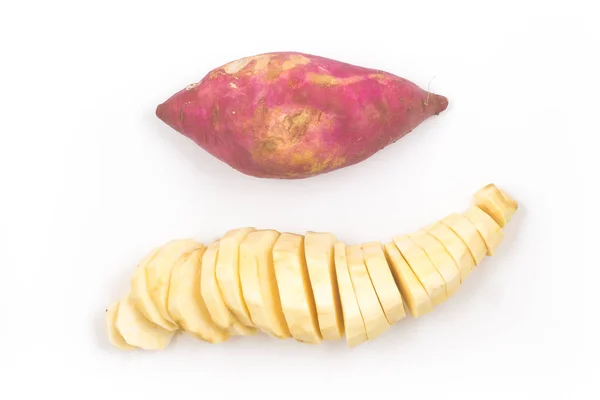 Geschälte Und Scheiben Geschnittene Süßkartoffeln Isoliert Auf Weißem Hintergrund — Stockfoto
