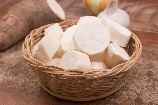 Manioc Cortado Uma Cesta Sobre Uma Mesa Madeira — Fotografia de Stock