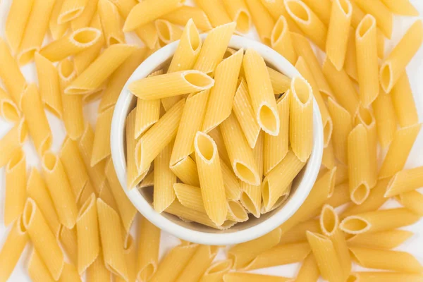 Pasta Penne Tazón Blanco Aislado Sobre Blanco Vista Superior — Foto de Stock