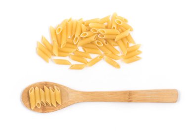 Makarna Penne yığınının içinde bir kaşık beyaz arka plan üzerinde izole