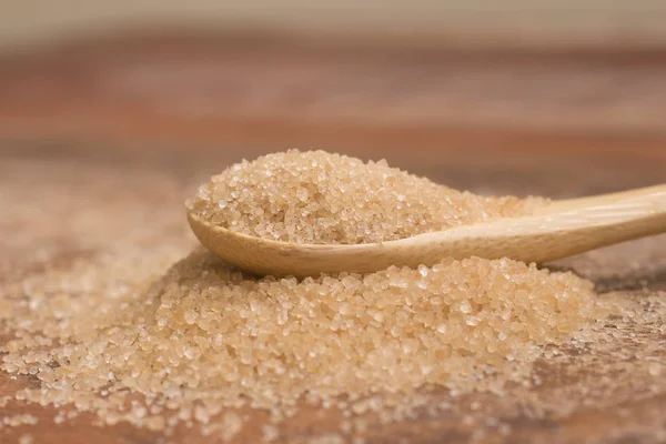 Stapel Van Demerara Suiker Een Lepel Een Houten Tafel — Stockfoto