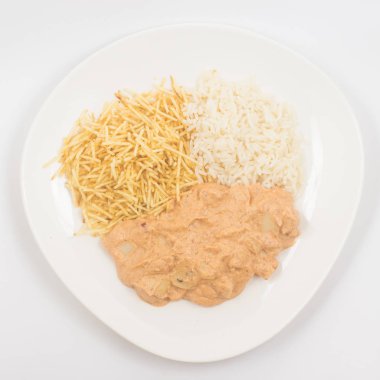 Palm kalp straganof beyaz zemin üzerine pirinç ve patates sopa ile. Vegal yemek. Üstten görünüm