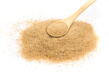 Yığın: demerara, beyaz arka plan üzerinde izole bir kaşık şeker