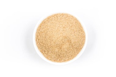 Demerara şeker izole beyaz arka plan üzerinde beyaz bir kase içinde. Üstten görünüm