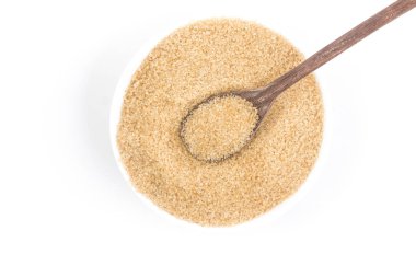 Demerara şeker izole beyaz arka plan üzerinde beyaz bir kase içinde. Üstten görünüm