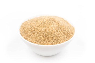 Demerara şeker izole beyaz arka plan üzerinde beyaz bir kase içinde