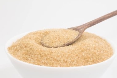Demerara şeker izole beyaz arka plan üzerinde beyaz bir kase içinde