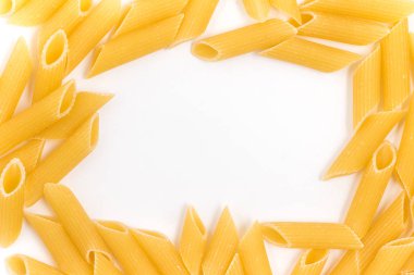 Makarna Penne beyaz arka plan üzerinde izole kare