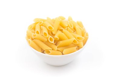 Penne izole beyaz arka plan üzerinde beyaz bir kase içinde