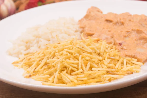 Palmherz Stroganoff Mit Reis Und Kartoffelstäbchen Über Einem Holztisch Vegane — Stockfoto