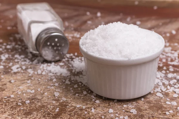 Zoutkristallen Een Kom Braziliaanse Sal Grosso Een Houten Tafel — Stockfoto