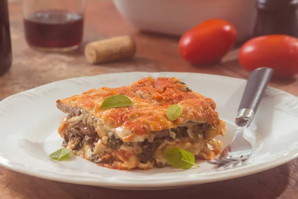 Lasagne Spinaci Con Funghi Tavolo Legno — Foto Stock