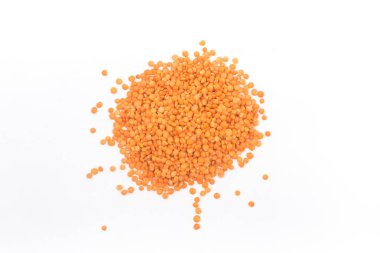 Beyaz arka plan üzerinde izole kırmızı mercimek yığını. Üstten görünüm