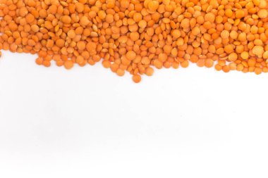 Kırmızı mercimek çerçeve beyaz bir arka plan üzerine