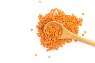 Bir kaşık beyaz arka plan üzerinde izole kırmızı mercimek. Üstten görünüm