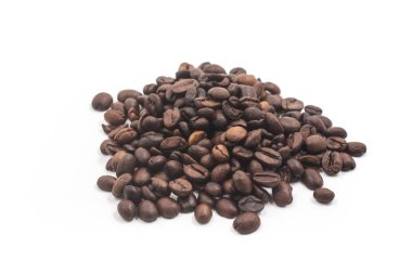 Kahve çekirdekleri ahşap bir masa üzerine yığını