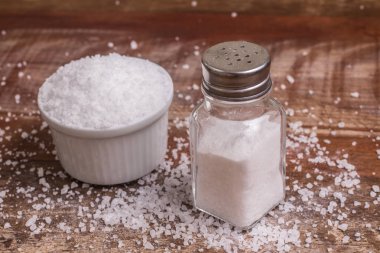 Bir kase içinde tuz kristalleri. Brezilyalı Sal Grosso ahşap bir masa üzerinde