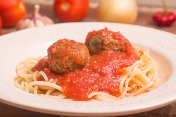Spaghetti Con Polpetta Sugo Pomodoro Tavolo Legno — Foto Stock