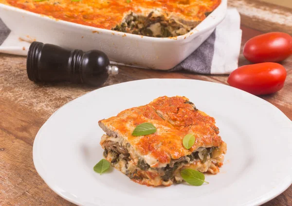 Lasagne Spinaci Con Funghi Tavolo Legno — Foto Stock