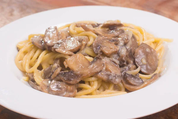 Spaghetti Con Funghi Tavolo Legno — Foto Stock