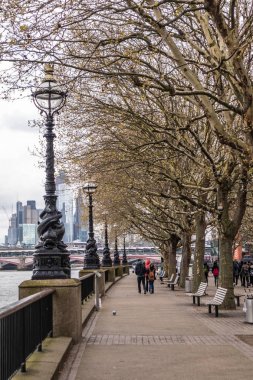 Londra'daki Ulusal Tiyatro'ya yakın hoş bir meydan