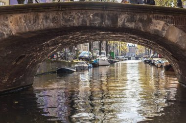 Amsterdam, Hollanda - 14 Nisan 2019: Ams'taki Evler ve Tekneler