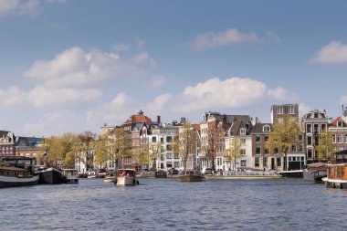 Amsterdam, Hollanda - 14 Nisan 2019: Ams'taki Evler ve Tekneler
