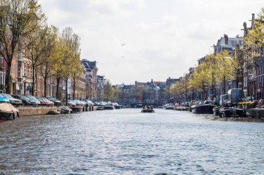 Amsterdam, Hollanda - 14 Nisan 2019: Ams'taki Evler ve Tekneler