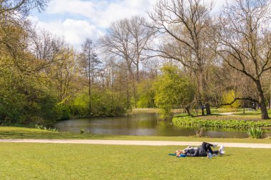Amsterdam, Hollanda - 13 Nisan 2019:Vondelpark in Amastedam