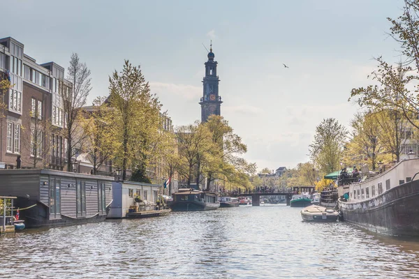 Amsterdam, Nizozemsko-14. duben 2019: Munttorenova věž s hodinami, — Stock fotografie