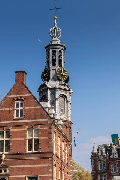 AMSTERDAM, PAÍSES BAJOS - 14 DE ABRIL DE 2019: Munttoren clock tower i — Foto de Stock