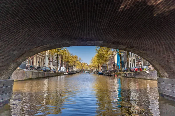 Amsterdam, Nizozemsko-14. duben 2019: domy a čluny na AMS — Stock fotografie