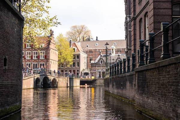 Amsterdam, Nizozemsko-14. duben 2019: krásné domy na AMS — Stock fotografie