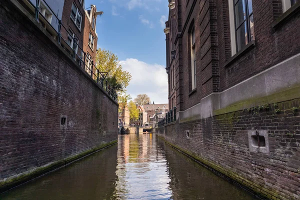 荷兰阿姆斯特丹 - 2019年4月14日：阿姆斯上的房屋和船只 — 图库照片