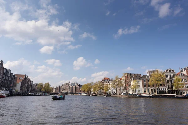 Amsterdam, Nizozemsko-14. duben 2019: domy a čluny na AMS — Stock fotografie