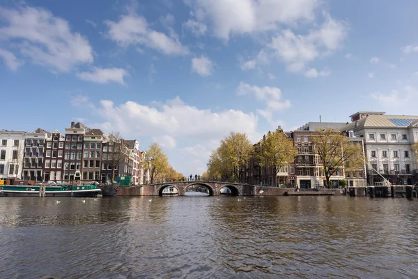 Amsterdam, Nizozemsko-14. duben 2019: domy a čluny na AMS — Stock fotografie