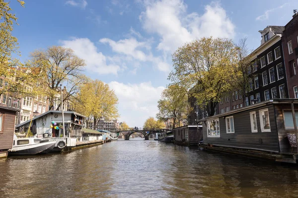 Amsterdam, Nizozemsko-14. duben 2019: domy a čluny na AMS — Stock fotografie