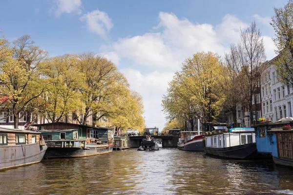 荷兰阿姆斯特丹 - 2019年4月14日：阿姆斯上的房屋和船只 — 图库照片