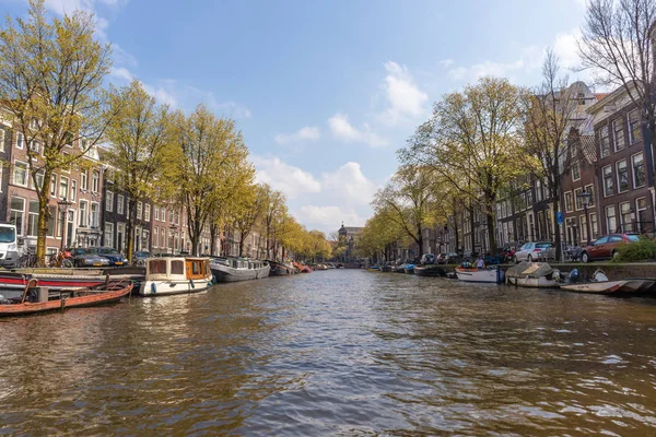 Amsterdam, Nizozemsko-14. duben 2019: domy a čluny na AMS — Stock fotografie