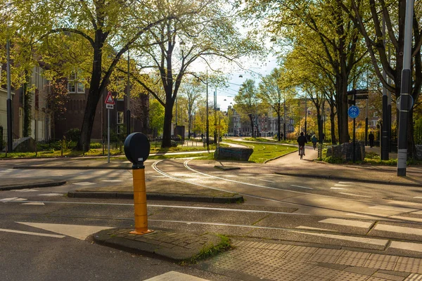 Amsterdam, Niederlande - 13. April 2019: Radfahrer auf den Straßen — Stockfoto