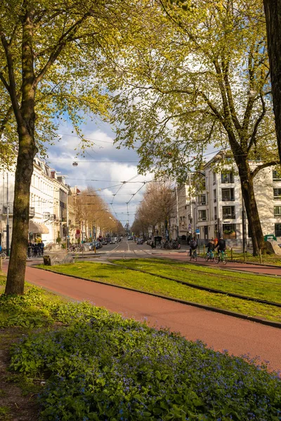 Amsterdam, Nederländerna-april 13, 2019: cyklister på gatorna — Stockfoto