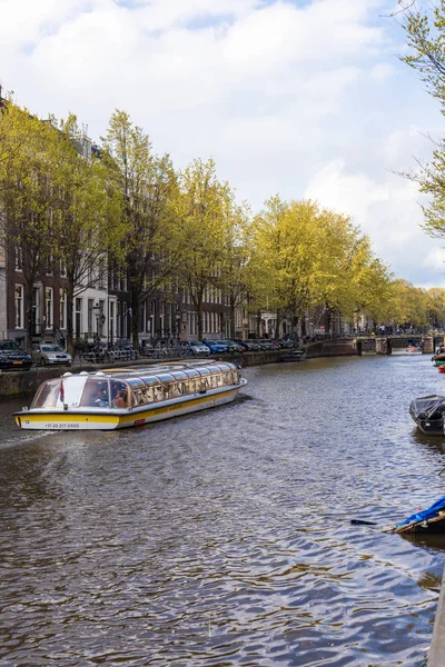 Amsterdam, Nizozemsko-13. duben 2019: domy a čluny na AMS — Stock fotografie